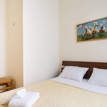 Large 3 Bedroom Apt With Terrace Атина Екстериор снимка